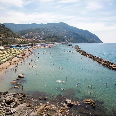 Front In With Wifi Moneglia